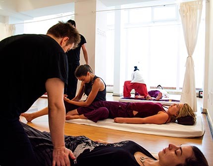 el-masje-tailandes-se-puede-aprender-en-clases-practicas-en-escuela-de-masaje-thai-en-madrid-art-thai-massage