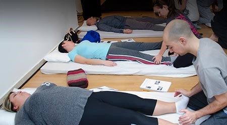 el yoga y la acupresión están presentes en el masaje tailandés tradicional