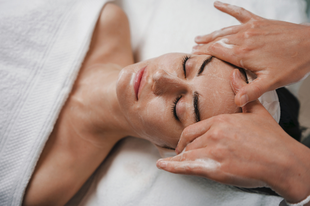 masaje facial para dormir